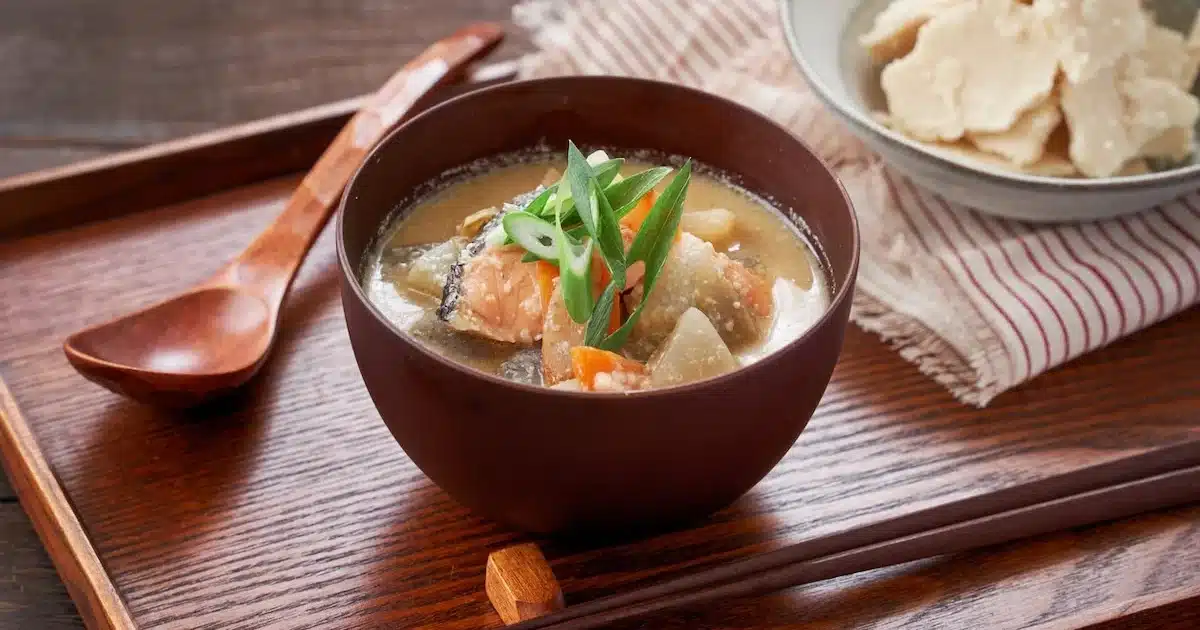 A Fragrant Broth to End the Week Well: Homemade Miso Soup with Vegetables and Tofu Will Warm Your Taste Buds