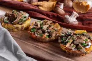 Crispy and Generous, These Smashed Potato Tartlets with Parsley Mushrooms Will Win Everyone Over!