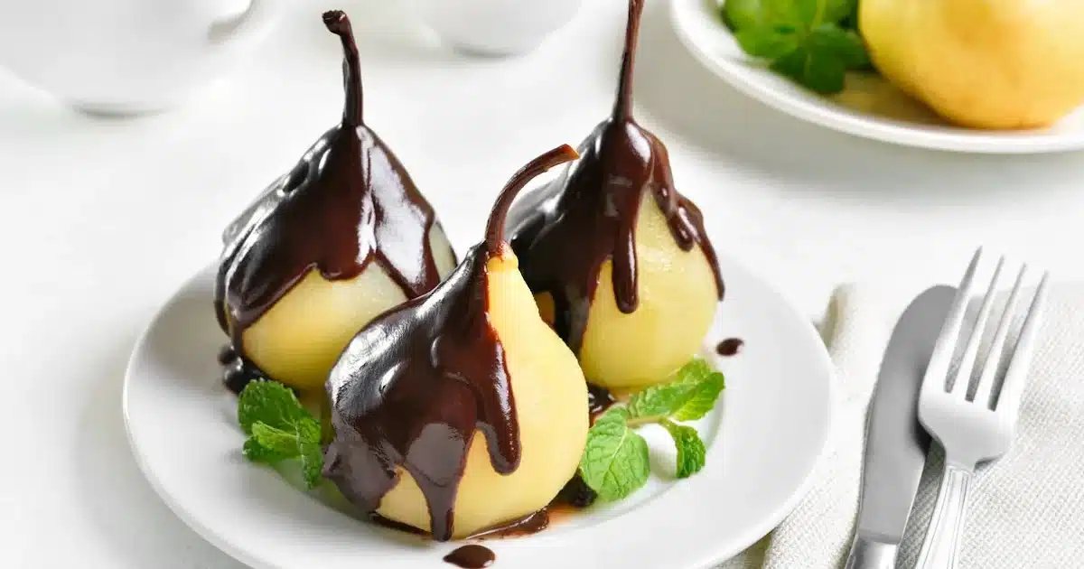 Poached Pears in Melted Chocolate Are Incredibly Sweet, a Recipe to Improvise for a Simple Yet Elegant Dessert