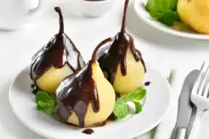Poached Pears in Melted Chocolate Are Incredibly Sweet, a Recipe to Improvise for a Simple Yet Elegant Dessert